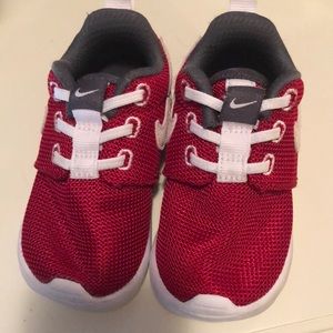 Red Toddler Nike shoes. Size: 5C